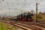 52 4867 mit Sonderzug bei der Einfahrt ins Bw Koblenz Lützel (DB Museum Koblenz), am 02.11.2024.