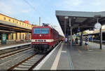 Bereit für die Weiterfahrt: Der Traditionszug, der die Hansestadt Stendal zum Sachsen-Anhalt-Tag besucht hat, wartet nach dem Kopfmachen mit 143 005-7 (243 005-6) in Magdeburg Hbf auf Gleis 3.