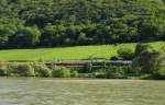 Am Rhein entlang zurck in die Schweiz nach Basel Bad Bf, ging es am 07.07.2012 fr den  50 Jahre Rheingold-Express  aus Koblenz Hbf. Dienst hatte die E10 1239 vom Lokomotivclub 103 e.V., hier zusehen bei Niederheimbach.