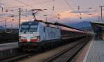 Der Vectron 193 901-6 schiebt am 20.12.2014 bei Sonnenuntergang den leeren Schneeexpress von Wörgl bis Kufstein. Von Kufstein verkehrt der Zug nur mit der Zuglok 482 043-7 der SBB Cargo nach Hamburg. Der Schneeexpress kommt im Winter jeden Samstag nach Tirol, bis ende März 2015.