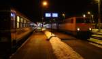 1142 635-3 der Northrail steht am Abend des 10.1.2015 mit dem DRV 13417 nach Amsterdam im Bahnhof Wörgl. Der Zug verlässt den Bahnhof mit 5 min Verspätung. Nebenan auf Gleis 6 steht ein Zugteil vom Schneeexpress nach Hamburg.