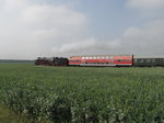 Der diesjährige  Regenbogen-Express  RE 16275 von Sondershausen nach Erfurt hatte am 28.05.2016 neben den Wagen des Thüringer Traditionszugs auch zwei Doppelstockwagen im Zugverband, um die große Anzahl der Fahrräder zu transportieren. Zuglok war die 41 1144-9 die hier bei Kühnhausen zu sehen ist.