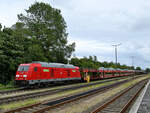 Die Diesellokomotive 245 027 zieht einen SyltShuttle-Zug nach Westerland. (Niebüll, Juni 2024)