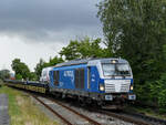 Der von der Diesellokomotive 247 909  Anne  gezogene SyltShuttle-Zug trifft gerade in Niebüll ein. (Juni 2024).