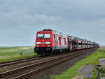 Anfang Juni 2024 habe ich bei Friedrich-Wilhelm-Lübke-Koog die Diesellokomotive 245 024-5 mit einem der vielen Syltshuttle-Züge bei der Ankunft auf dem Festland ablichten können.