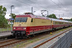 AKE-RHEINGOLD mit Lok 101 001 abfahrend im Ostseebad Binz. - 25.08.2024 - Aufnahme vom Bahnsteig 3.