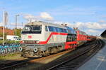 DB 218 497-6 und 218 385-3 sind am Abend des 01.06.2022 gerade mit einem SyltShuttle auf der Insel Sylt angekommen und sonnen sich in Westerlands Abendsonne.