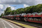 Einer der vielen Autoshuttles - hier  der Rote  - macht sich auf den Weg nach Sylt.