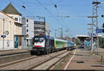 182 518-1 (Siemens ES64U2-018) ist mit dem Alpen-Sylt-Nachtexpress im Bahnhof Ludwigsburg auf Gleis 4 eingetroffen. 19:59 Uhr am Vortag in Westerland(Sylt) gestartet, wird er sein Ziel - Radolfzell - um 13:19 Uhr erreichen. Weiter geht es daher auf der Gäubahn mit Halten u.a. in Böblingen und Tuttlingen.

🧰 Mitsui Rail Capital Europe GmbH (MRCE), im Dienste der RDC Autozug Sylt GmbH
🚝 NEX89349 Westerland(Sylt)–Radolfzell
🕓 30.7.2021 | 10:11 Uhr