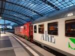 Am 07.08.2023 bespannte die Snälltåget 193 288 den D 300 nach Stockholm Central und startet hier in Berlin Hbf wenige Sekunden später ihre Fahrt durch die Nacht.