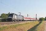 Am Morgen des 09.07.2016 fuhr MRCE/DB Fernverkehr ES 64 U2-025 (182 525-6) bei Hügelheim auf der KBS 703, als sie den ARZ 1499 (Hamburg Altona - Lörrach Gbf) bespannte und ihrem Zielbahnhof