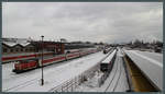 Bahnverkehr vor 10 Jahren: Am Bahnhof Warschauer Straße in Berlin befindet sich das Talgo-Instandhaltungswerk, dass sich um die Instandhaltung von Nachtzügen kümmert. Am winterlichen 30.01.2010 rangiert mit 345 124-2  Bert  der DB Autozug eine der letzten DR-V 60 in DB-Eigentum die Schlaf- und Liegewagen unterschiedlichster Bauformen. In der Mitte steht eine Talgo-Garnitur, die ein privater Betreiber als Hotelzug einsetzen wollte, was aber nie realisiert wurde. Ganz rechts steht ein 481 der S-Bahn Berlin am Bahnsteig. 
Viel hat sich in den Jahren seitdem verändert. Zum Dezember 2016 zog sich die DB aus dem ungeliebten Nachtzuggeschäft zurück. Die ÖBB übernahm einen Teil der Relationen unter der Marke NightJet. Nach Jahren des Rückzugs gibt es auf europäischer Ebene nun  Planungen zur (Wieder-)Einführung zusätzlicher Nachtzug-Verbindungen.
Die Anlagen des Bahnhof Warschauer Straße wurden stark umgebaut, das neu errichtete Empfangsgebäude, das ursprünglich 2017 in Betrieb gehen sollte ist wegen Problemen beim Brandschutz immer noch nicht eröffnet. Hier zeigen sich durchaus Parallelen zu anderen Verkehrsprojekten in der Hauptstadt.