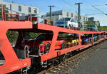 Die Autotransportwaggons (DDm) des BTE AutoReiseZug (RDC 1310) sind mit PS-starken  Männerspielzeugen  beladen, wie hier am 22. Mai 2022 beim morgendlichen Halt in Frankfurt/Main Süd zu sehen ist. 