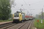 Am Morgen des 02.05.2013 kam ES 64 U2-025 das letzte mal mit dem CNL 473  Aurora  von DB Fernverkehr nach Basel durch Kenzingen. Sie gehrte seit dem 08.03.2013 offizell zu DB Fernferkehr, Frankfurt und wurde am 03.05.2013 an MRCE zurck gegeben. Seltsam ist trotzdem, dass sie die Werdefolie nicht weg gemachen, da sie nun fr einen Konkurrenten von DB wirbt.