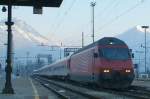 Ein Sternbild hat seine Umlaufbahn verlassen: Im Morgengrauen des 18. Februars 2009 um 8.17 rollt die Re 460 025-0 mit dem CNL 40421 APUS Dortmund - Milano in Domodossola ein.
Der Nachtzug fhrt normalerweise ber den Gotthard, wurde heute aber wegen Lawinengefahr ber den Simplon umgeleitet. Nun in Domodossola angekommen, nimmt das auf dem Wagenlaufschild vermerktet  in Kooperation mit Trenitalia  seinen Anfang...  