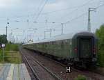 Hier nochmal eine Rckansicht des 11-Waggon-langen Sonderzuges aus Cottbus nach Dsseldorf Hbf.