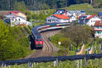 218 403-4 zieht mit ihrer Schwesterlok den EC 196 aus der Bodolzer Kurve in Richtung Lindau Hbf.