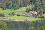 EuroCity 196 aus München umfährt den großen Alpsee in Richtung Oberstaufen.