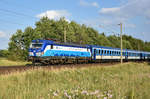 EuroCity mit der 193 294-6 in Front, kurz vor der Einfahrt am Bahnhof Büchen.