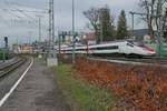 Hinter der an der Bodenseegürtelbahn liegenden Haltestelle Lindau-Aeschach fährt der von Zürich kommende RABe 503 021 am 02.01.2021 als EuroCityExpress ECE 191 nach München.