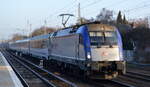 EC 48 aus Warszawa Wschodnia (Polen) Richtung Berlin Hbf. am 11.01.22 Berlin Hirschgarten mit PKP Intercity spółka z o.o., Warszawa [PL]  5 370 008  [NVR-Nummer: 91 51 5370 008-2 PL-PKPIC].