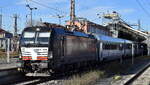 PKP Intercity spółka z o.o., Warszawa [D] mit der neuen Beacon Rail Capital Europe Vectron  X4 E - 638  [NVR-Nummer: 91 80 6193 638-4 D-DISPO] und dem EC 57  Wawel  Richtung Przemysl Glowny in Polen am 13.11.23 Abfahrt Bahnhof Frankfurt (Oder).