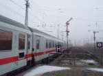 Hier zu sehen der deutsche 2.Klasse Wagen des EC 241  Wawel  nach Krakow Glowny ber Cottbus Forst.