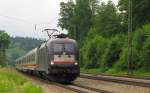 DB ES 64 U2-001 mit dem EC 82 von Bozen/Bolzano nach Mnchen Hbf, in Aling (Oberbay); 28.05.2011