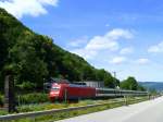 Deutschland, Rheinland-Pfalz. Die DB 101 047-9 mit SBB Wagen nördlich von Sankt Goar am linken Rheinufer. Der SBB EC 9 Hamburg-Altona - Zürich wurde am 28.06.2015 von der für Autofahrer gesperrten B 9 aus fotografiert.