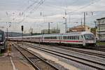 Nachschuss auf IC-Steuerwagen D-DB 61 80 80-91 138-0, der am Zugschluss von IC 2024 (Passau - Hamburg Altona) am 28.08.2015 von 101 101-4 hing und hier aus dem Hauptbahnhof von Regensburg gen