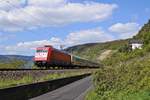 DB Fernverkehr 101 002 ist mit dem auf die rechte Rheinstrecke umgeleiteten IC 2013 Magdeburg Hbf - Oberstdorf am 29.04.17 zwischen Wellmich und St.