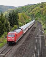 DB Fernverkehr 101 114 befindet sich mit dem auf die rechte Rheinstrecke umgeleiteten IC 2005 am 29.04.17 in Osterspai auf der Fahrt von Emden Hbf nach Konstanz.