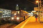 Mit einem InterCity stand am Abend des 06.11.2015 die 181 201-5 am Bahnsteig vom Stuttgarter Hauptbahnhof und wartete auf die Abfahrt.