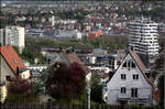 Im Stuttgarter Nesenbachtal -    Blick vom Kriegsberg auf Stuttgart und einen in den Hauptbahnhof einfahrenden IC-Zug.