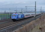 DB 101 144-4  Hertha BSC - Die Zukunft ist am Zug  + 101 050-3 am Zugschluss mit dem IC 1956 von Leipzig Hbf nach Karlsruhe Hbf, am 26.11.2017 in Erfurt-Vieselbach.