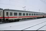 Blick auf einen Bimz 264.4 (D-DB 51 80 22-94 295-8), der in dem gestrandeten IC mit 101 037-0 und 101 141-0 in Halle(Saale)Hbf auf Gleis 12 eingereiht ist.