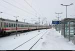 Blick auf einen Teil der leeren, gestrandeten IC-Garnitur mit 101 141-0 und 101 037-0 in Halle(Saale)Hbf auf Gleis 12.