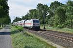 DB Fernverkehr 146 571 mit dem aus Wagenpark 2874 gebildeten IC (2) 2432 Cottbus Hbf - Norddeich Mole (Dörverden, 24.05.18).