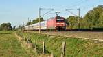 DB Fernverkehr 101 007 und 101 124 (am Zugschluss) mit IC 2195 Hamburg-Altona - Köln Hbf (Hüde, 05.10.18).