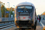 Ankunft des IC 2212 von Koblenz auf Gleis 2 im herbstlichen Ostseebad Binz.