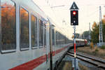 Herbstliche Spiegelung im Seitenfenster des IC 2212 bei Rangierarbeiten auf dem Bahnhof Binz.