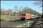 Während auf dem benachbarten Feld ein Bauer in Hasbergen mit Hilfe seines Traktors Dünger ausbringt, passiert ihn DB 101044-6 mit einem Intercity.