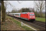 DB 101027-1 erreicht hier am 14.4.2019 um 18.09 Uhr mit einem IC in Richtung Osnabrück den Ortsrand von Hasbergen.