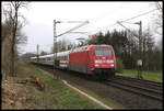 DB 101145-1 ist mit einem IC in Richtung Osnabrück unterwegs und erreicht hier am 14.4.2019 um 17.48 Uhr den Ortsrand von Hasbergen.