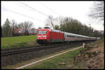 DB 101140-2 ist hier mit einem Intercity in Richtung Münster am Ortsrand von Hasbergen am 14.4.2019 um 17.51 Uhr auf der Rollbahn unterwegs.