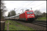 An der Landesgrenze Niedersachsen zu Nordrhein Westfalen legt sich DB 101004-0 mit ihrem Intercity nach Münster am 14.4.2019 um 17.24 Uhr in die Kurve.