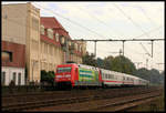 Die Polizei Werbelok 101029-7 kommt hier am 25.9.2005 mit dem Intercity aus Berlin durch den Bahnhof Melle und passiert das links sichtbare dortige Automuseum.