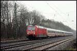 101035-4 kommt hier am 2.4.2006 um 14.10 Uhr aus Richtung Osnabrück mit einem Intercity durch den Bahnhof Natrup Hagen.