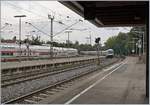 Das Bild suggeriert (fälschlicher Weise) eine regen IC-Verkehr in Radolfzell, tatsächlich verkehrt der aus Konstanz kommende IC nur saisonal am Wochenende und der im linken Bild zu sehende