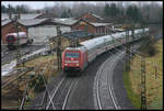 DB 101053 passiert mit einem Intercity am Haken am 9.12.2007 das BW der Teutoburger Wald Eisenbahn in Lengerich in Westfalen.